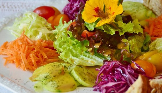 Gemischter Salat mit Pinienkernen und Honig - Senf - Dressing