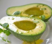 Avocado mit Senf-Dill-Soße
